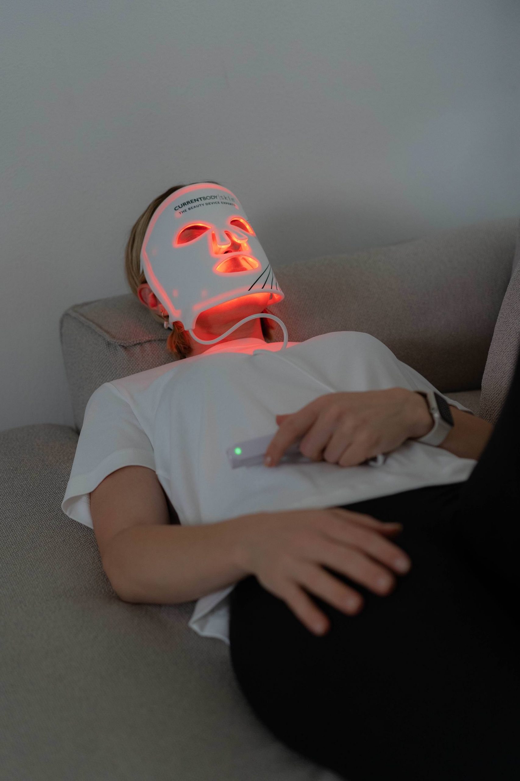 Anzeige. Die CurrentBody LED-Maske ist dein Geheimnis für eine gesunde, strahlende Haut. Sie bietet effektive Lichttherapie für zu Hause und ist ein Must-Have für jede Hautpflegeroutine.