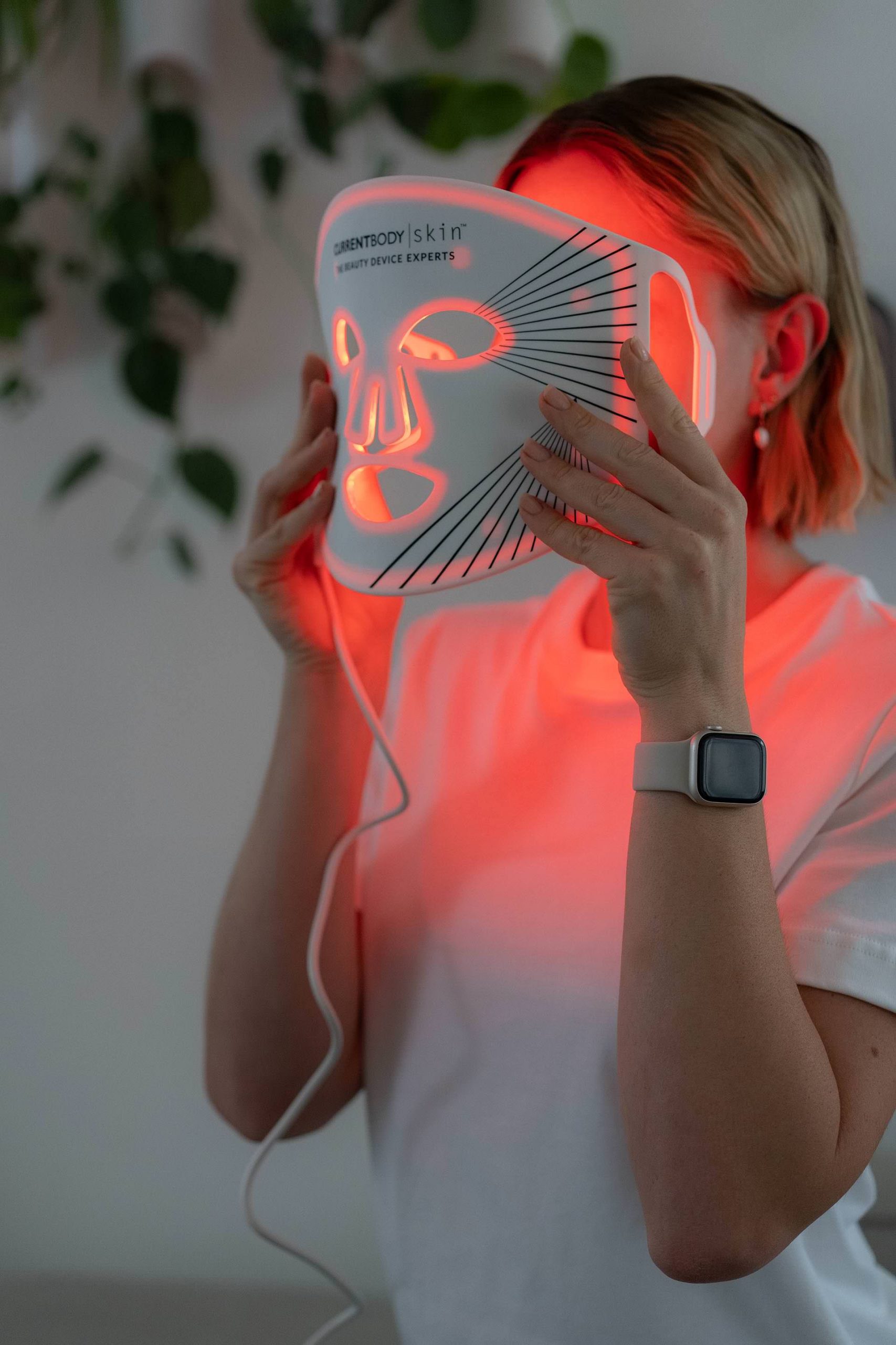 Anzeige. Die CurrentBody Skin LED Lichttherapie Maske ist mehr als nur eine gewöhnliche Maske. Sie nutzt rotes Licht zur Stimulierung der Kollagenproduktion und beruhigt Rötungen für einen gleichmäßigen Hautton.