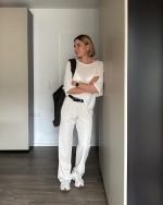 Parka-Outfit mit Rollkragenpullover, Skinny Jeans und Leo-Stiefeletten