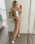 Outfit mit schwarzer Lederhose, Chunky Sneakers und Oversize